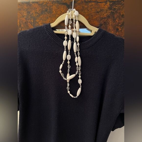 White and Crystal beads on silver chain - Picture 6 of 7